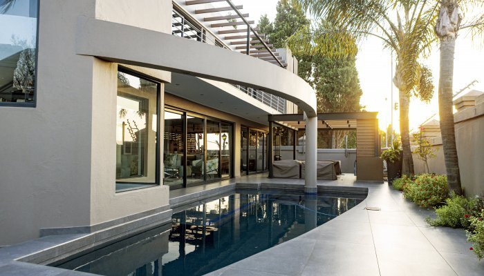 Modern architectural design: The Shazi residence in Fourways, Johannesburg is a contemporary home that underwent a façade renovation for an upgrade that would highlight the entrance, embrace natural elements and bring abundant natural light into the study, office, and children’s play area. 
